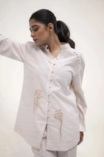 Load image into Gallery viewer, The model in a white shirt and trousers, with one arm raised, showcasing a relaxed and elegant stance.